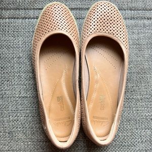 Cute and comfy Clark’s flats🥿